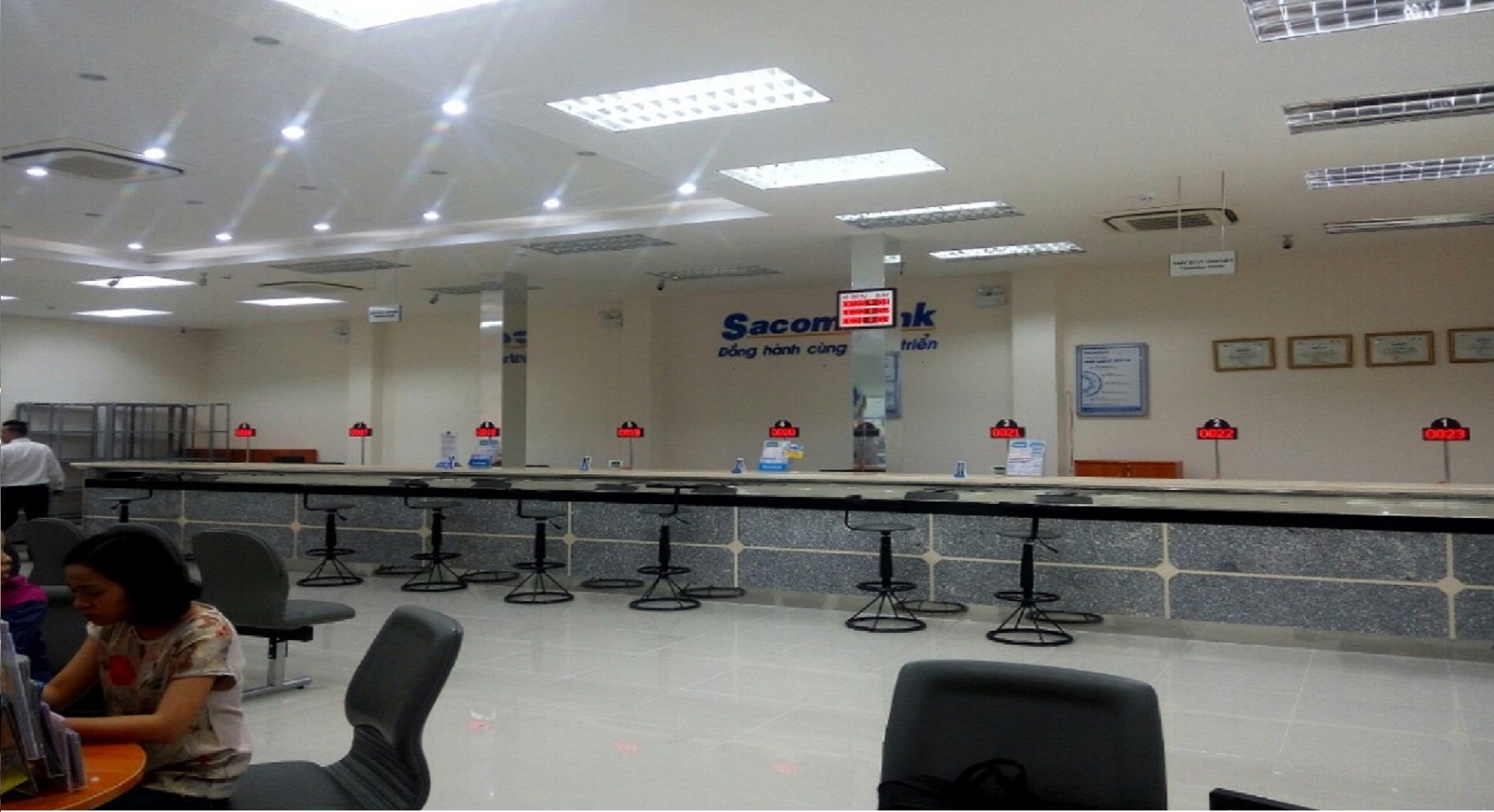 triển khai hệ thống xếp hàng tự động tại ngân hàng